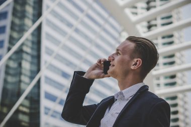 İş cente yakın cep telefonuyla konuşan işadamı