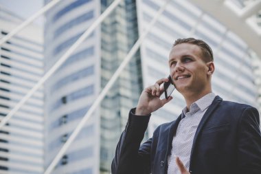 İş cente yakın cep telefonuyla konuşan işadamı