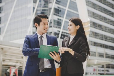 Konuşmak ve belgeler açık ile ilgilenen iş meslektaşım