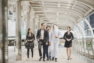 İş ortakları takım aşağı yürüyüş ve iş tartışıyor