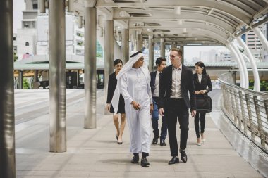 İş ortakları takım aşağı yürüyüş ve iş tartışıyor