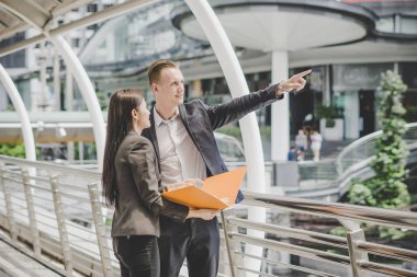 Konuşmak ve belgeler açık ile ilgilenen iş meslektaşım