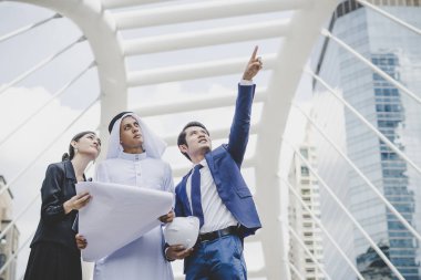 Yeni fikirleri tartışmak ve birlikte yeni proje belge seyir beyin fırtınası iş arkadaşları.
