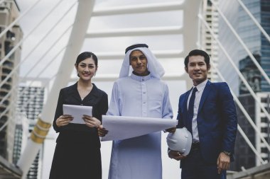 Yeni fikirleri tartışmak ve birlikte yeni proje belge seyir beyin fırtınası iş arkadaşları.