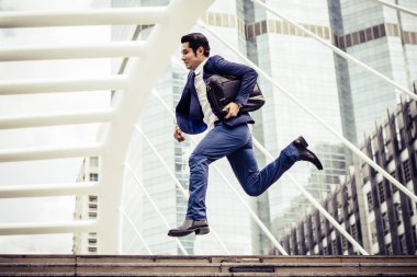 Şehir sokak acele git iş kadar çalışan bir çanta ile genç işadamı.