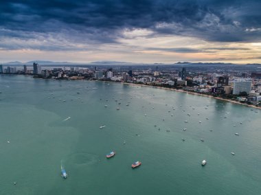 Pattaya Beach güneş hava görünümünü okyanus üzerinde yükselir. Tayland.