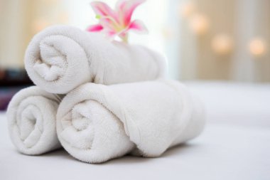 güzel pembe orkide cins spa salonda beyaz havlu.