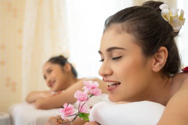 Genç güzel kadın kaplıca tedavisi sırasında rahatlatıcı yakın çekim