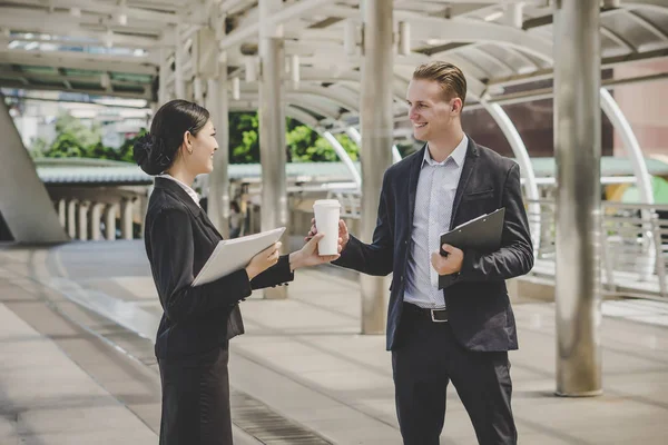 Kollege Unterhält Sich Auf Dem Rückweg Von Der Arbeit — Stockfoto