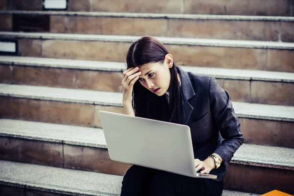 Jovem Mulher Negócios Estressado Trabalho Sentado Escadaria Dar Uma Olhada — Fotografia de Stock