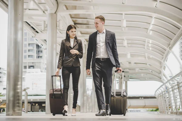 ビジネスの男性と女性は ビジネス旅行に行く — ストック写真