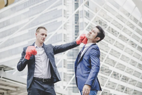 彼の協力者と戦うために準備ができて赤いボクシング グローブを持ったビジネスマン — ストック写真