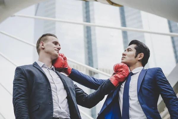 彼の協力者と戦うために準備ができて赤いボクシング グローブを持ったビジネスマン — ストック写真