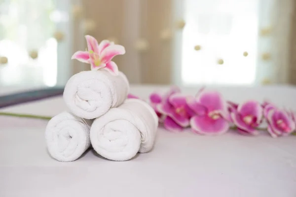 Beautiful Pink Orchid White Towel Spa Salon — Stock Photo, Image