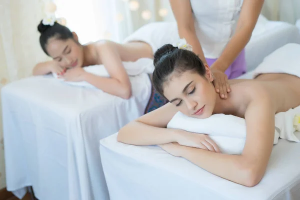 Due Giovani Donne Carine Godono Relax Durante Massaggio Centro Benessere — Foto Stock