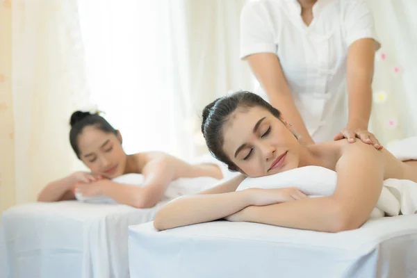 Två Söta Unga Kvinnor Njuta Avkopplande Massage Spa — Stockfoto