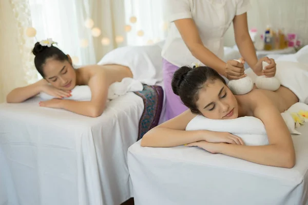 Zwei Süße Junge Frauen Entspannen Sich Bei Einer Massage Wellnessbereich — Stockfoto