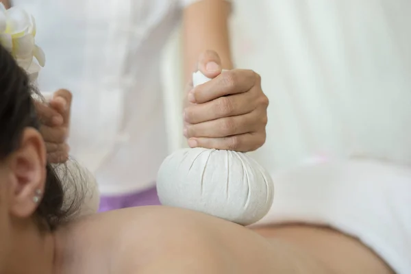 Primo Piano Della Donna Durante Massaggio Palle Nel Salone Spa — Foto Stock