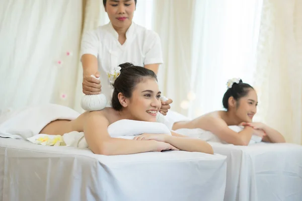 Zwei Süße Junge Frauen Entspannen Sich Bei Einer Massage Wellnessbereich — Stockfoto