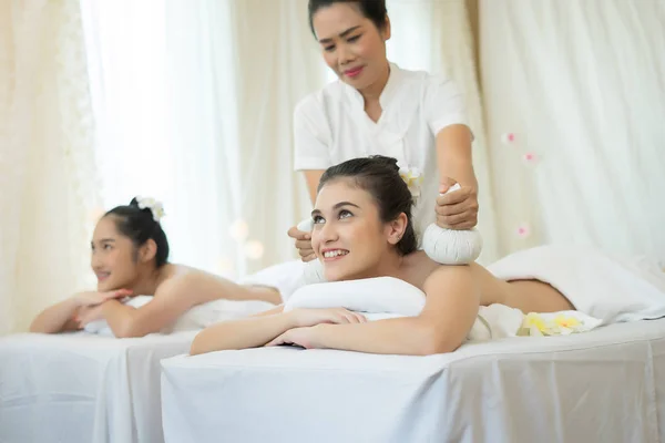 Zwei Süße Junge Frauen Entspannen Sich Bei Einer Massage Wellnessbereich — Stockfoto