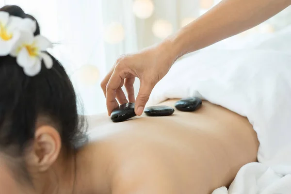 Jovem Mulher Bonita Recebendo Tratamento Spa Pedra Quente — Fotografia de Stock