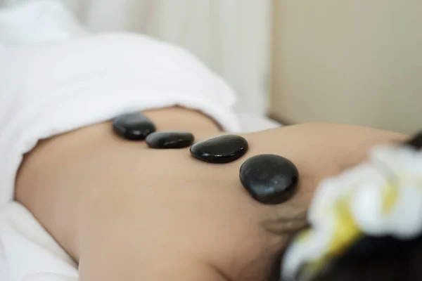 Junge Schöne Frau Bekommt Hot Stone Spa Behandlung — Stockfoto