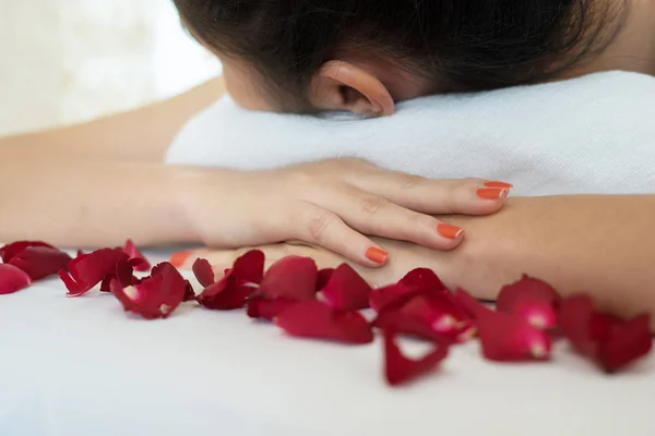 Mujer Hermosa Joven Relajante Durante Tratamiento Spa —  Fotos de Stock