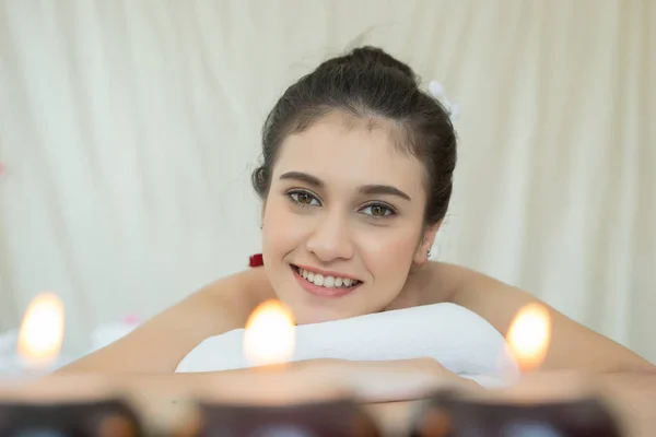 Aproape Tânără Femeie Frumoasă Care Relaxează Timpul Tratamentului Spa — Fotografie, imagine de stoc