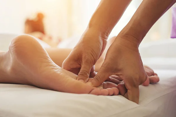 Primer Plano Mujer Haciendo Masaje Pies Spa —  Fotos de Stock