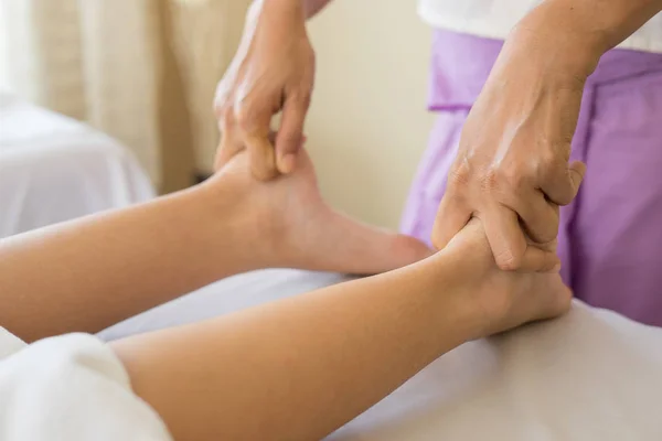 Primer Plano Mujer Haciendo Masaje Pies Spa —  Fotos de Stock