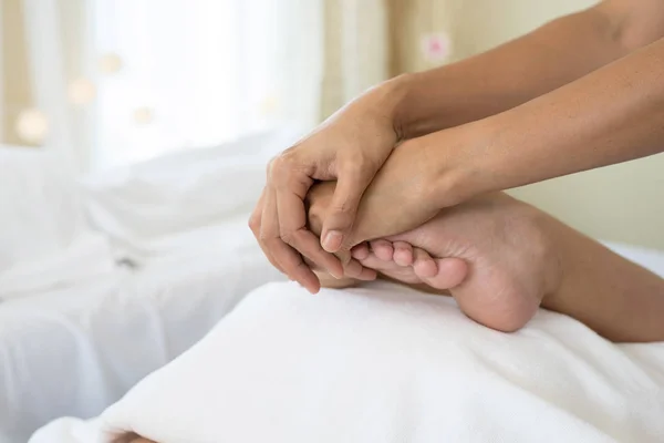 Primer Plano Mujer Haciendo Masaje Pies Spa —  Fotos de Stock