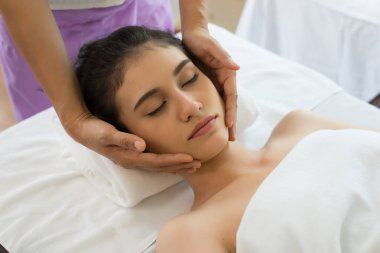 Yüz Masaj rahatlatıcı spa alanında sahip genç güzel kadın.