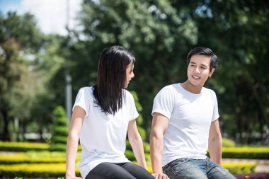 Genç çift tutan eller yürüyüş uzaklıkta birlikte