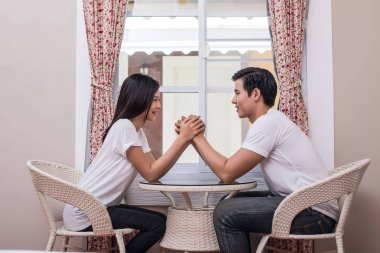 Mutlu yemek çiftler aşık