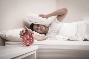 Adam el Sabah uyanma alarmı devre dışı bırakır .