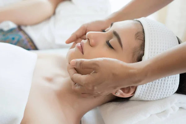 Mooie Jongedame Met Gezicht Massage Ontspannen Spa — Stockfoto