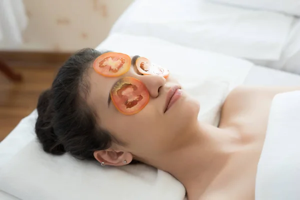 Wanita Muda Dengan Tomat Segar Masker Spa — Stok Foto