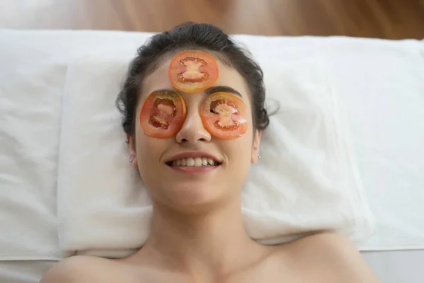 Wanita Muda Dengan Tomat Segar Masker Spa — Stok Foto