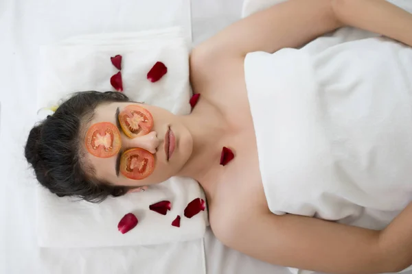 Junge Frau Mit Maske Aus Frischen Tomaten Wellnessbereich — Stockfoto