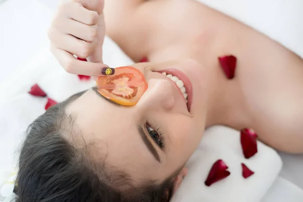 Νεαρή Γυναίκα Φρέσκιες Ντομάτες Μάσκα Στο Spa — Φωτογραφία Αρχείου