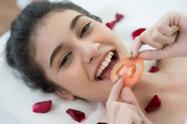Ung Kvinna Med Färska Tomater Mask Spa — Stockfoto