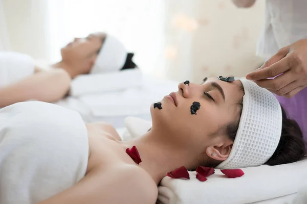 Schöne Frau Bekommt Schwarze Schlammmaske Ins Gesicht Schönheitssalon — Stockfoto