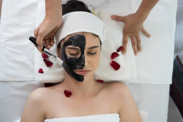 Wanita Cantik Mendapatkan Masker Lumpur Hitam Wajah Salon Kecantikan — Stok Foto