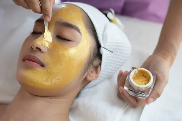 Wanita Cantik Mendapatkan Masker Wajah Salon Kecantikan — Stok Foto