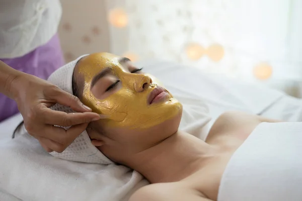 Belle Femme Obtenant Masque Facial Salon Beauté — Photo