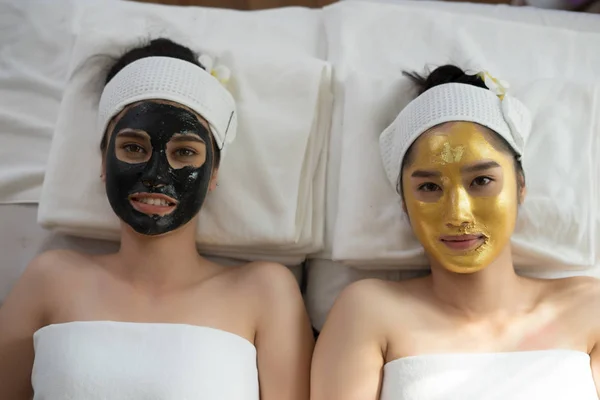 Wanita Cantik Mendapatkan Masker Wajah Salon Kecantikan — Stok Foto