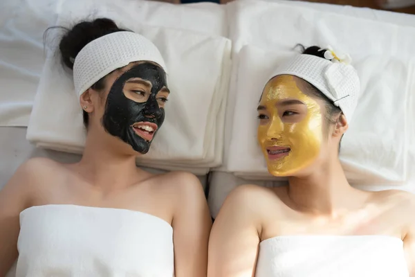 Wanita Cantik Mendapatkan Masker Wajah Salon Kecantikan — Stok Foto