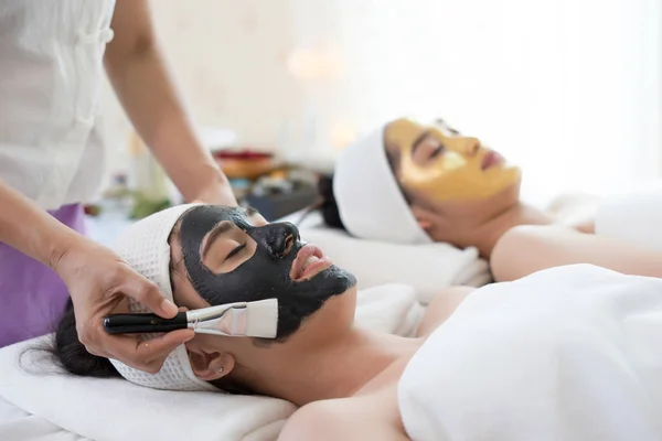 Schöne Frau Bekommt Gesichtsmaske Schönheitssalon — Stockfoto