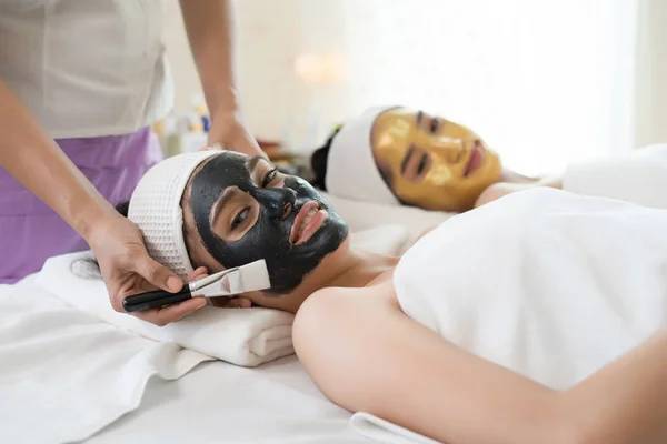 Wanita Cantik Mendapatkan Masker Wajah Salon Kecantikan — Stok Foto