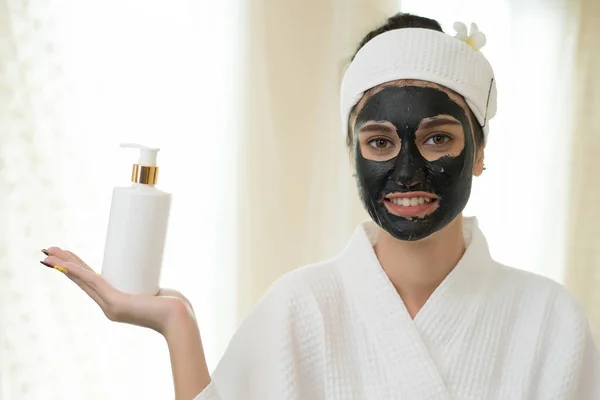 Wanita Cantik Mendapatkan Masker Wajah Salon Kecantikan — Stok Foto